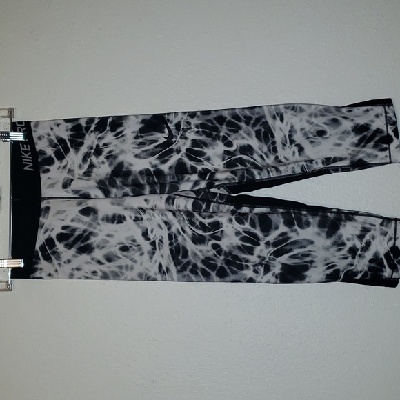 Nike | Black & White Tie-Dye Dri-FIT Pro Capri Leggings - Picture 3 of 7